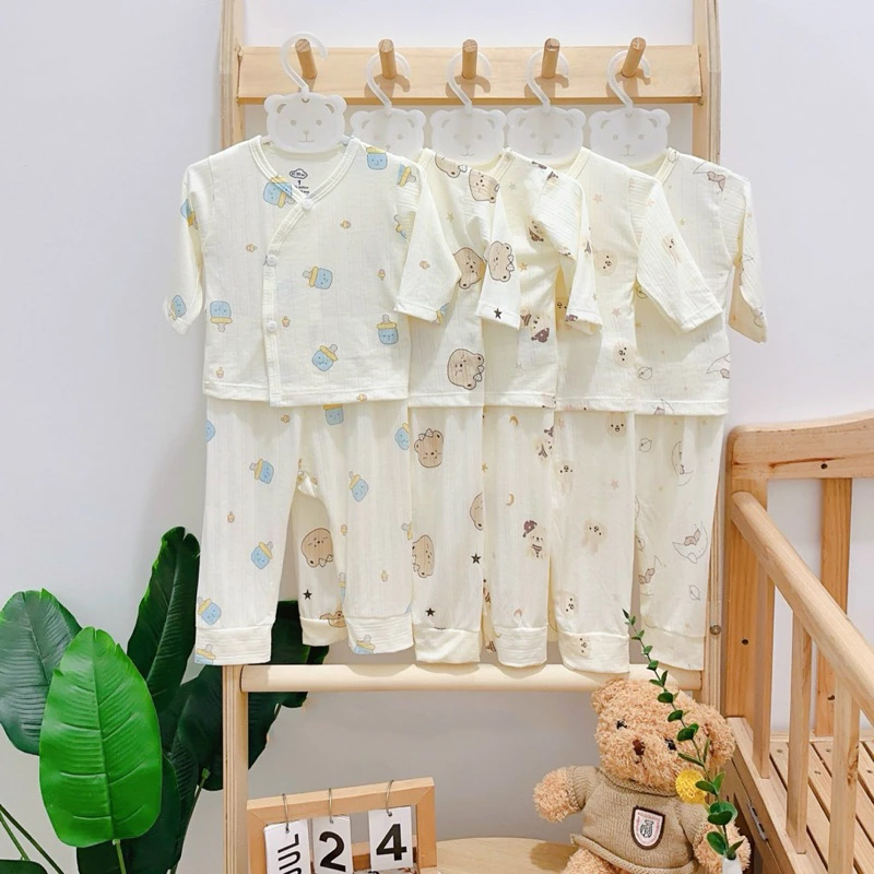 Bộ sơ sinh cài lệch dài tay Hi! Mom thông hơi in tràn