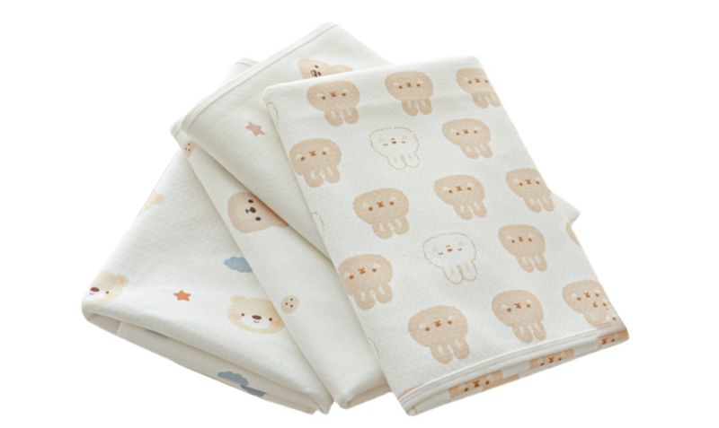 Tấm lót sơ sinh chống thấm in hình 50x70cm