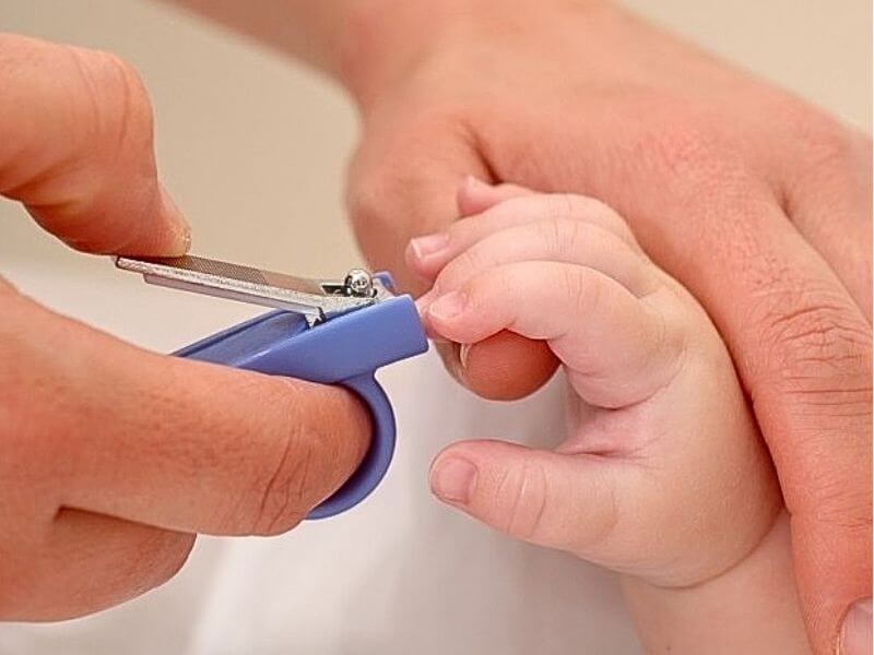 Bấm móng tay vệ sinh tay chân cho bé được sạch sẽ