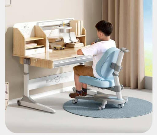 Bàn ghế học giúp cải thiện tư thế ngồi cho trẻ