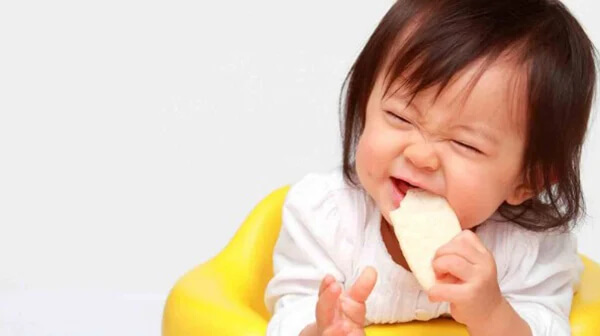 Bánh ăn dặm giúp bé tăng khả năng ăn đồ ăn thô và rèn luyện kỹ năng cầm nắm