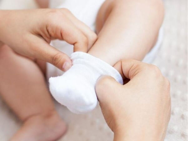 Lợi ích khi mẹ mang bao chân cho trẻ sơ sinh