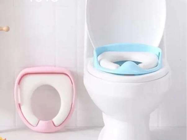 Bệ ngồi bồn cầu cho bé giúp bé rèn luyện khi bé tự đi vệ sinh