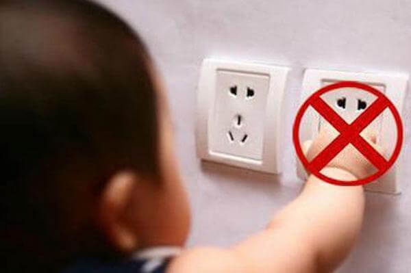 Ổ điện là mối nguy hiểm tiềm ẩn trong nhà đối với trẻ nhỏ