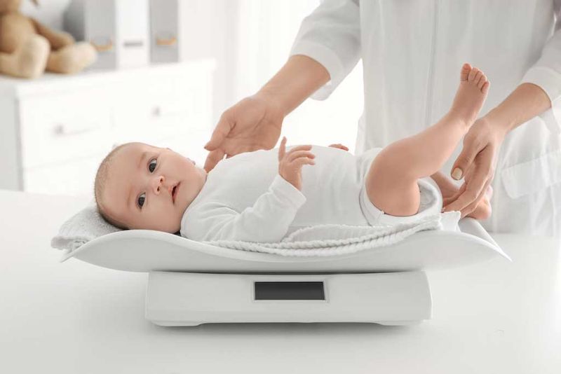 Theo dõi cân nặng của bé định kỳ giúp ba mẹ nắm được sức khỏe của bé