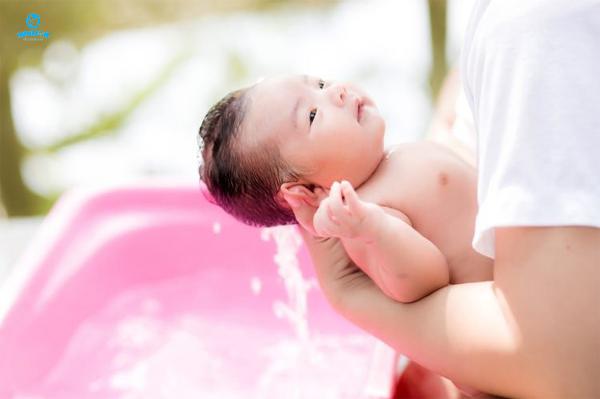 Sử dụng chậu rửa mặt cho bé để đảm bảo an toàn vệ sinh