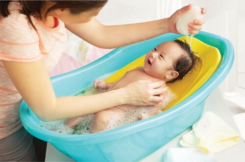 Chậu tắm giúp việc vệ sinh cho bé trở nên thuận tiện và dễ dàng