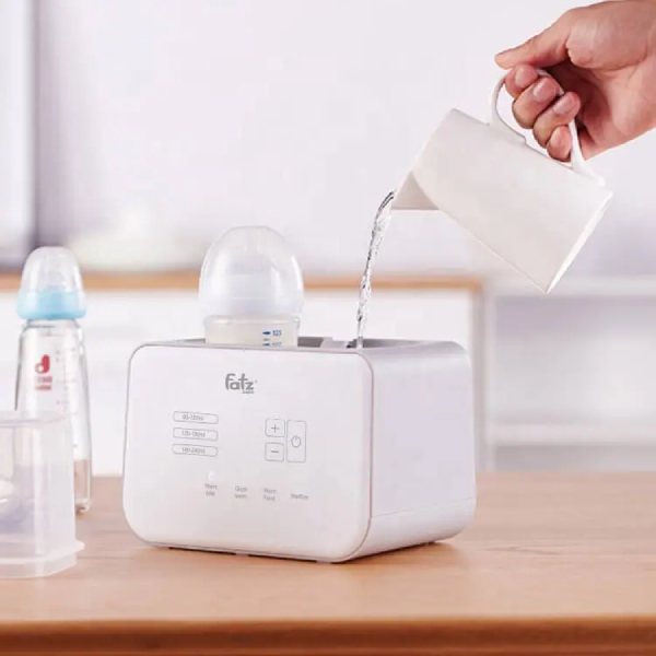 Máy hâm sữa sử dụng dễ dàng và giúp mẹ tiết kiệm thời gian