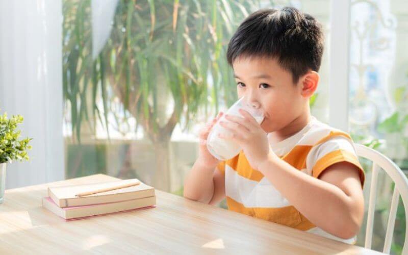 Lựa chọn sữa theo độ tuổi phù hợp cho bé
