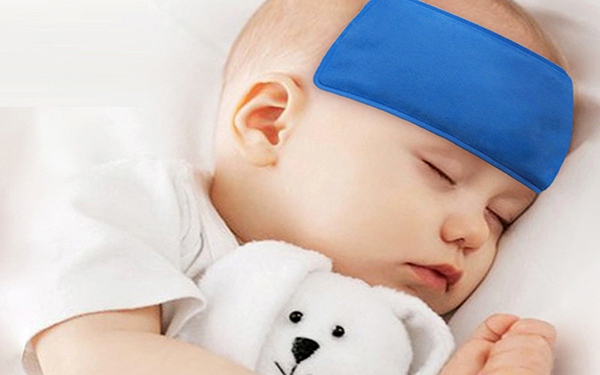 Cách dùng miếng dán hạ sốt cho bé 