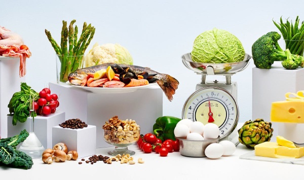 ​  Mẹ nên xây dựng cho bé một chế độ ăn uống hợp lý