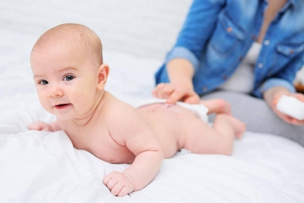  Nên thay tã thường xuyên và sử dụng kem hăm để hạn chế tình trạng hăm tã ở trẻ nhỏ