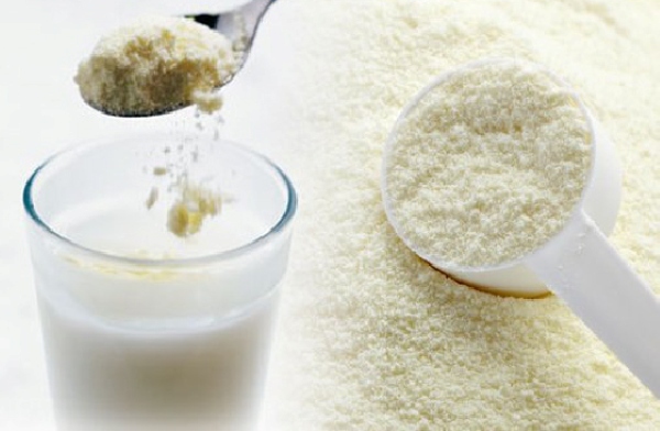  Sử dụng muỗng gạt sữa có sẵn trong lon để đong chính xác lượng sữa cần thiết