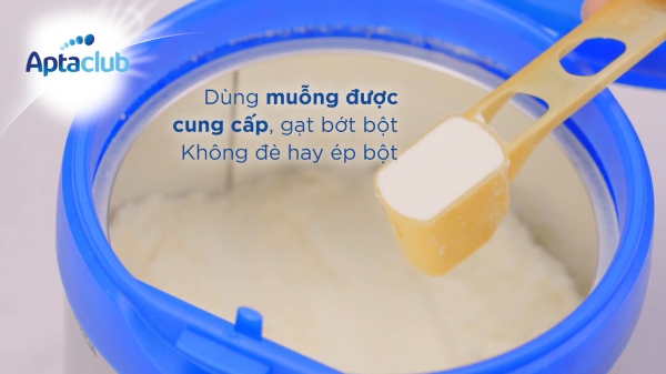  Sử dụng muỗng cho sẵn trong hộp để đong sữa Aptamil 