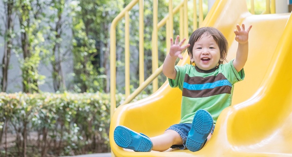  Nên chọn các loại cầu trượt trẻ em ngoài trời có độ dốc vừa phải cho trẻ nhỏ