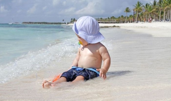 Đội mũ giúp bé che chắn vùng đầu, giảm thiểu tác hại từ tia UV