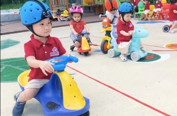 Xe lắc giúp bé phát triển khả năng tư duy và kỹ năng xã hội