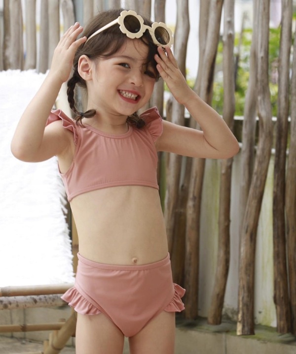 Nên lựa chọn chất liệu thoáng khí, co giãn để tạo sự thoải mái cho bé khi vui chơi