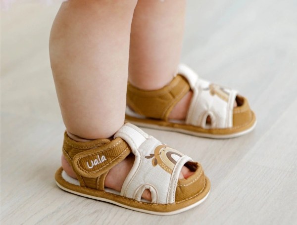 Chất liệu giày bằng vải mềm sẽ giúp bé dễ chịu khi mang lâu