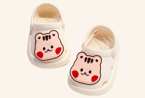 Dép sục crocs bé gái màu trắng hình mèo con