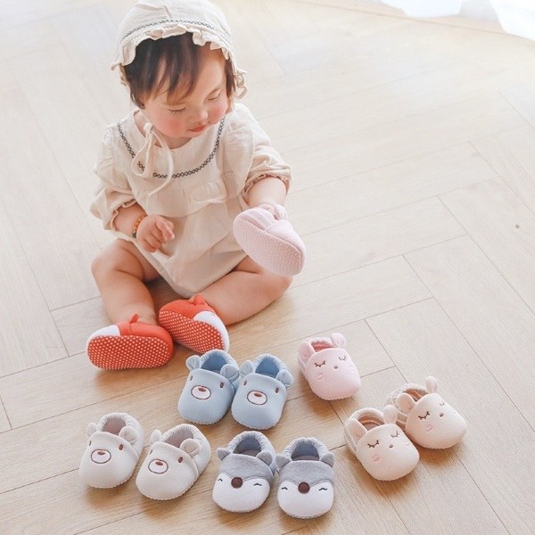 Khi ở nhà, chỉ nên cho bé đi tất chân hoặc chân trần để thoải mái nhất
