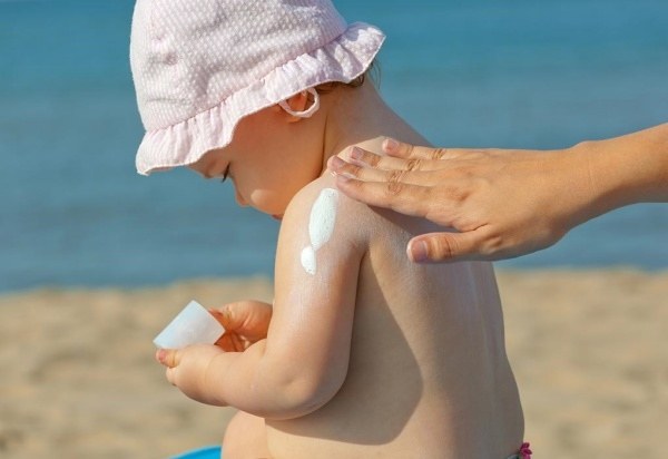 Kem chống nắng dạng lotion sẽ dễ thẩm thấu trên da bé hơn 