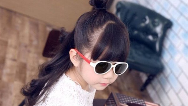 Lý do mẹ cần đeo kính trẻ con cho bé