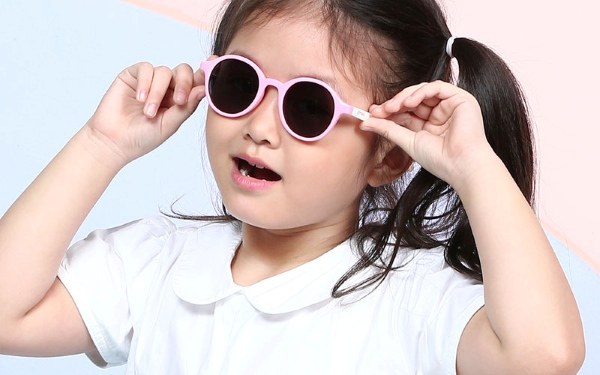 Kính mát giúp giảm nguy cơ tổn thương võng mạc khi trẻ vui chơi ngoài trời
