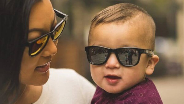 Bố mẹ đeo kính mát trẻ em noi theo