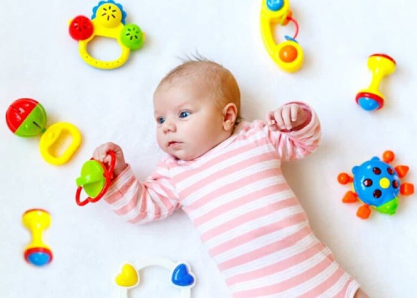 Trẻ sơ sinh từ mấy tháng tuổi chơi đồ chơi được