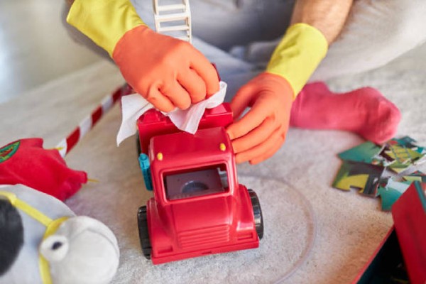 Vệ sinh đồ chơi cho bé định kỳ