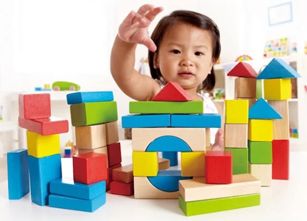 Đồ chơi xếp hình cho bé gồm nhiều mảnh rời