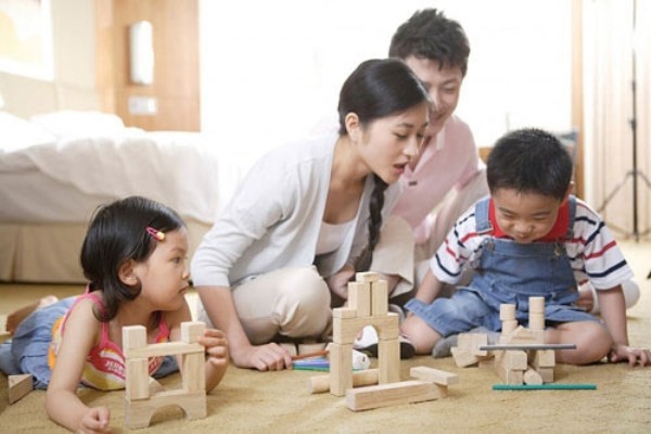 Ba mẹ cùng chơi với bé để tạo thêm hứng khởi