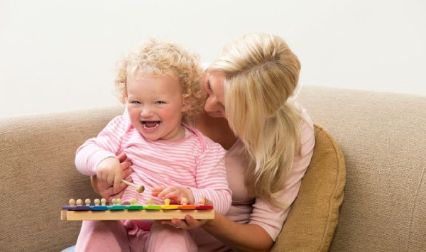 Bé học được cách giao tiếp và thể hiện cảm xúc khi chơi