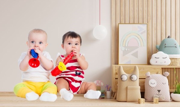 Trẻ nhỏ thường có thói quen cho đồ chơi vào miệng