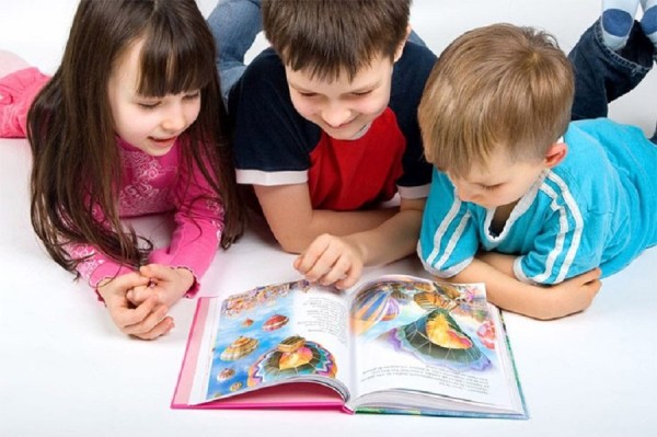 Sách tương tác giúp bé rèn luyện ngôn ngữ và kỹ năng giao tiếp hiệu quả