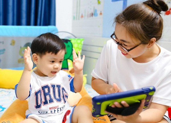 Đồng hành và hướng dẫn bé sử dụng đồ chơi đúng cách