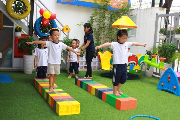 Đồ chơi cho bé vận động ngoài trời rất phổ biến ở các trường mầm non