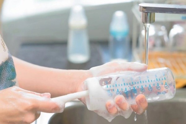 Sử dụng cọ chuyên dụng kết hợp với nước rửa để làm sạch kỹ bình sữa cho bé