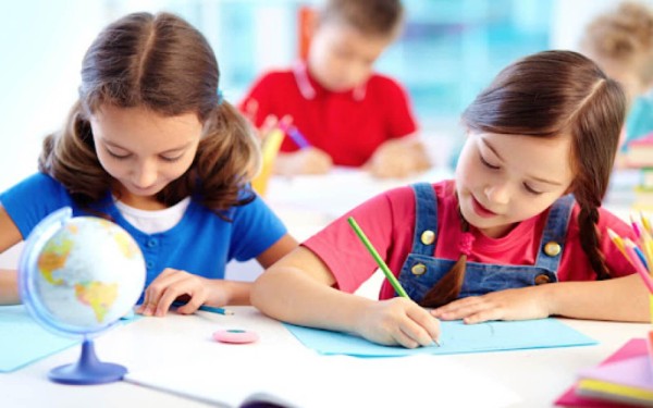 Dụng cụ học tập hỗ trợ bé trong quá trình học tập, khám phá