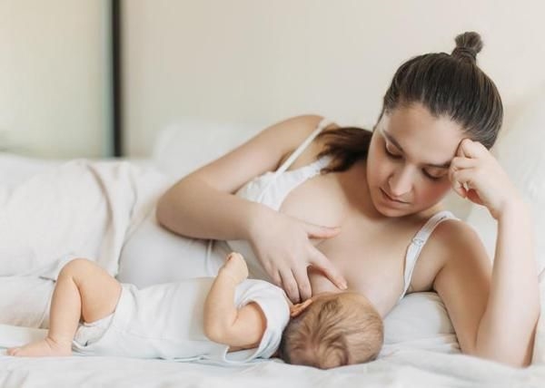 Mẹ thoải mái và tiện lợi hơn khi sử dụng áo ngực cho bé bú