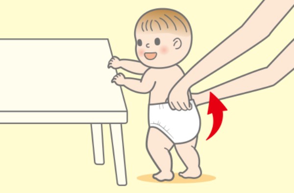 Giữ bé đứng vững khi mặc tã quần Moony
