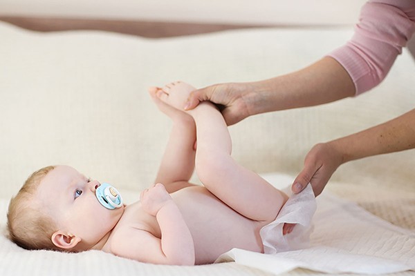 Hướng dẫn cách thay và đóng bỉm cho bé đúng cách