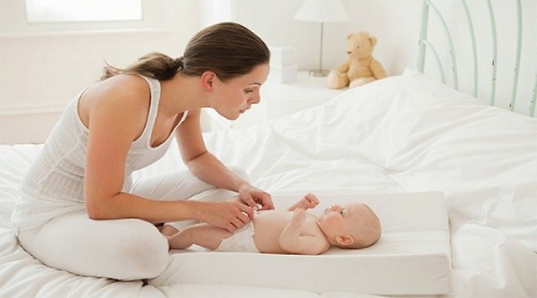 Ba mẹ có thể căn cứ vào số lần vệ sinh hoặc phản ứng của bé để thay bỉm kịp thời