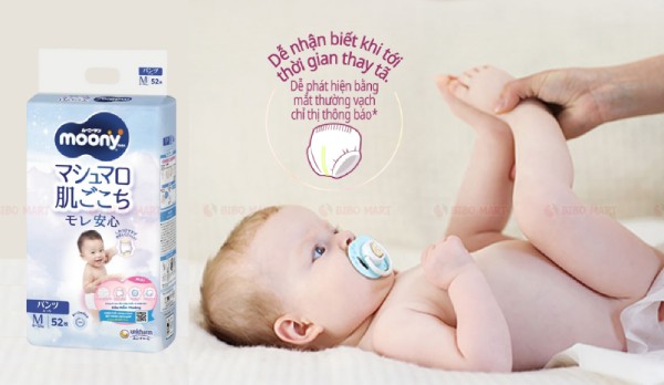 Ba mẹ nên thay tã đúng giờ và đúng thời điểm để đảm bảo khô thoáng, tránh hầm bí
