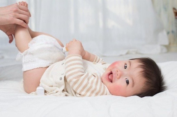 Nên thay tã định kỳ cho bé để bé luôn khô thoáng, thoải mái hoạt động